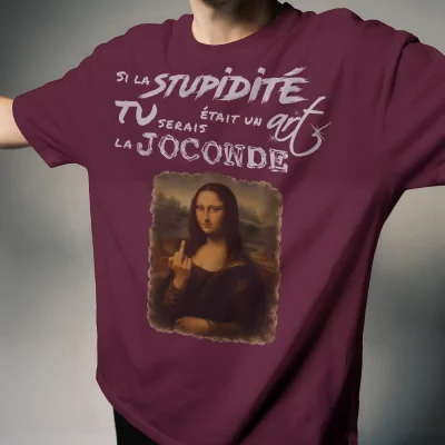 Homme portant un tee-shirt bordeaux avec le texte "Si la stupidité était un art, tu serais la Joconde" et une illustration détournée de la Joconde faisant un doigt d'honneur